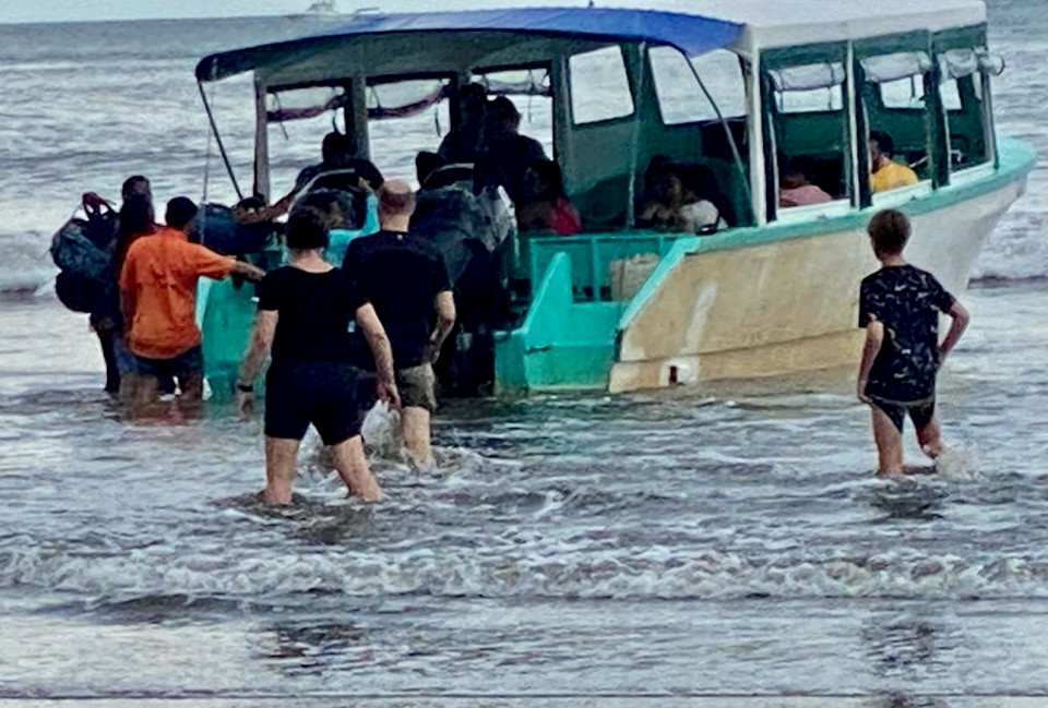 Costa Rica - Osa - Die Fahrt zu unserem nächsten Hotel ist sehr aufregend. Mitten auf dem Fluss müssen wir das Boot wechseln weil der Motor ein Problem hatte. Nachher mussten wir noch 10m im Wasser laufen und hoffen das keine Welle kommt die alles nass macht.