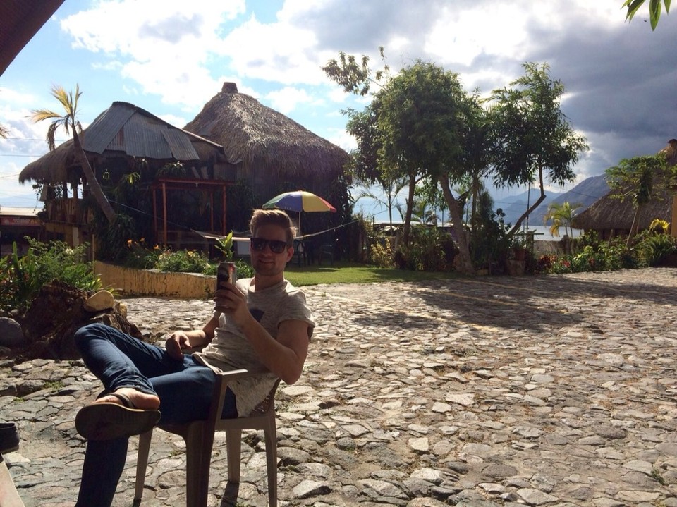 Guatemala - Panajachel - Bier trinken direkt vor unseren Bungalows - fast direkt am wunderschönen See... Herrlich - fühlt sich an wie Urlaub 