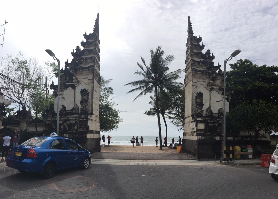 Indonesien - Badung - Ein Zugang zum Strand - ein gespaltenes Tor