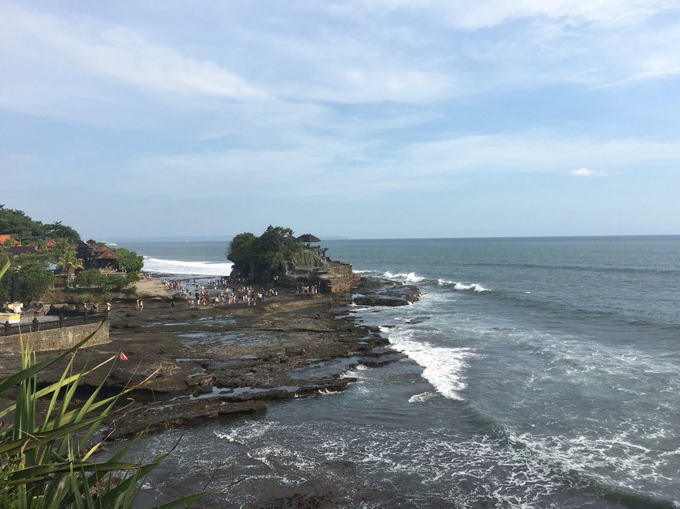 Indonesia - Denpasar - Men erkennt es nicht ganz so gut, aber da unten ist ein Tempel. Ist direkt am Meer und wunderschön gelegen, aber auch sooooooooooviel Menschen die sich das anschauen 
