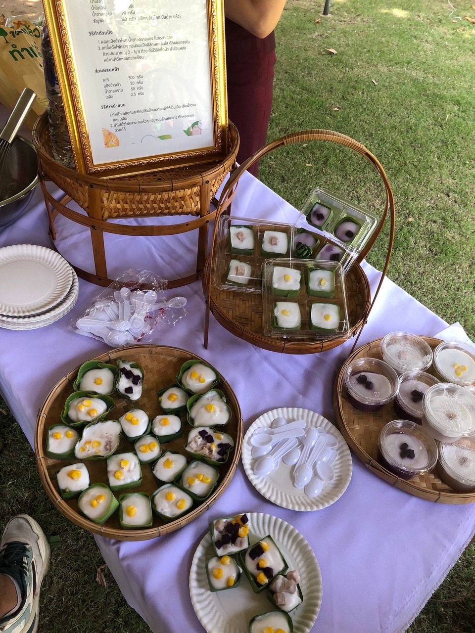 Thailand - Saraphi - Eine Station am Thai Tag…Kokospudding. Sehr süß, aber super lecker 🥥
Übrigens werden hier Bananenblätter als Schale verwendet. In Thailand nimmt man sie oft um Essen „einzupacken“ oder als Unterlage. 