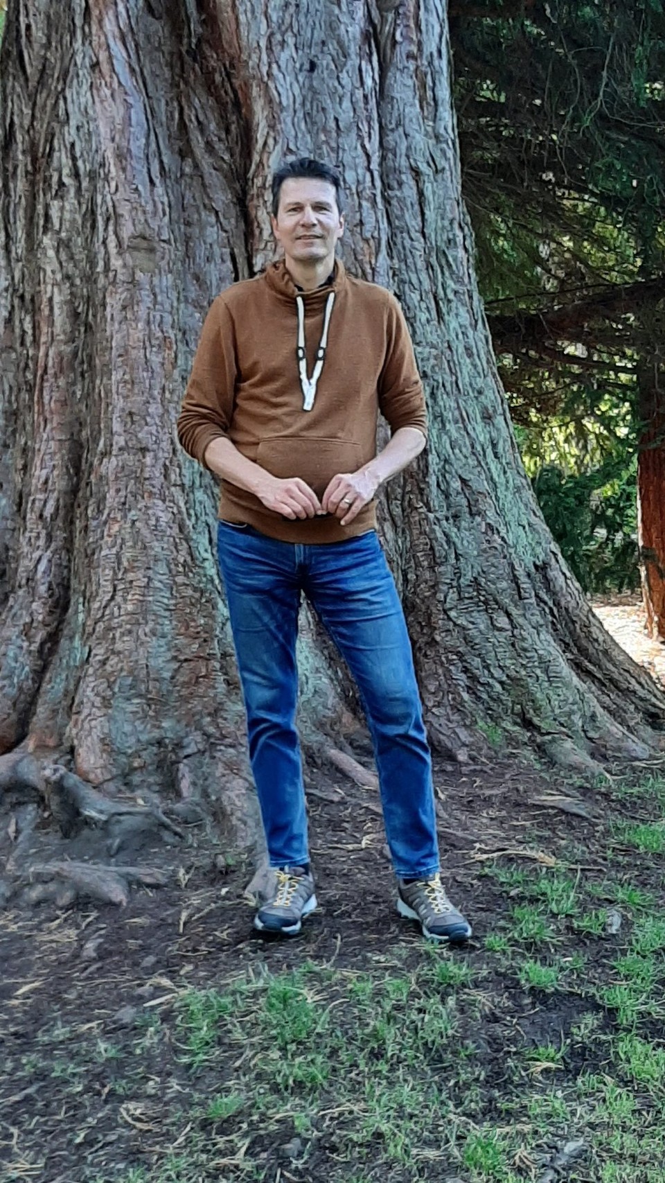 Vereinigtes Königreich - Inverness - ....vor einem grossen Baum...