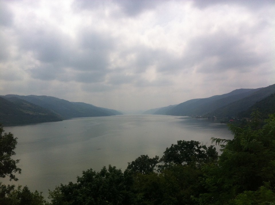 Rumänien - unbekannt - Die Donau bevor sie durch die Iron Gates fließt,..., ziemlich breit.