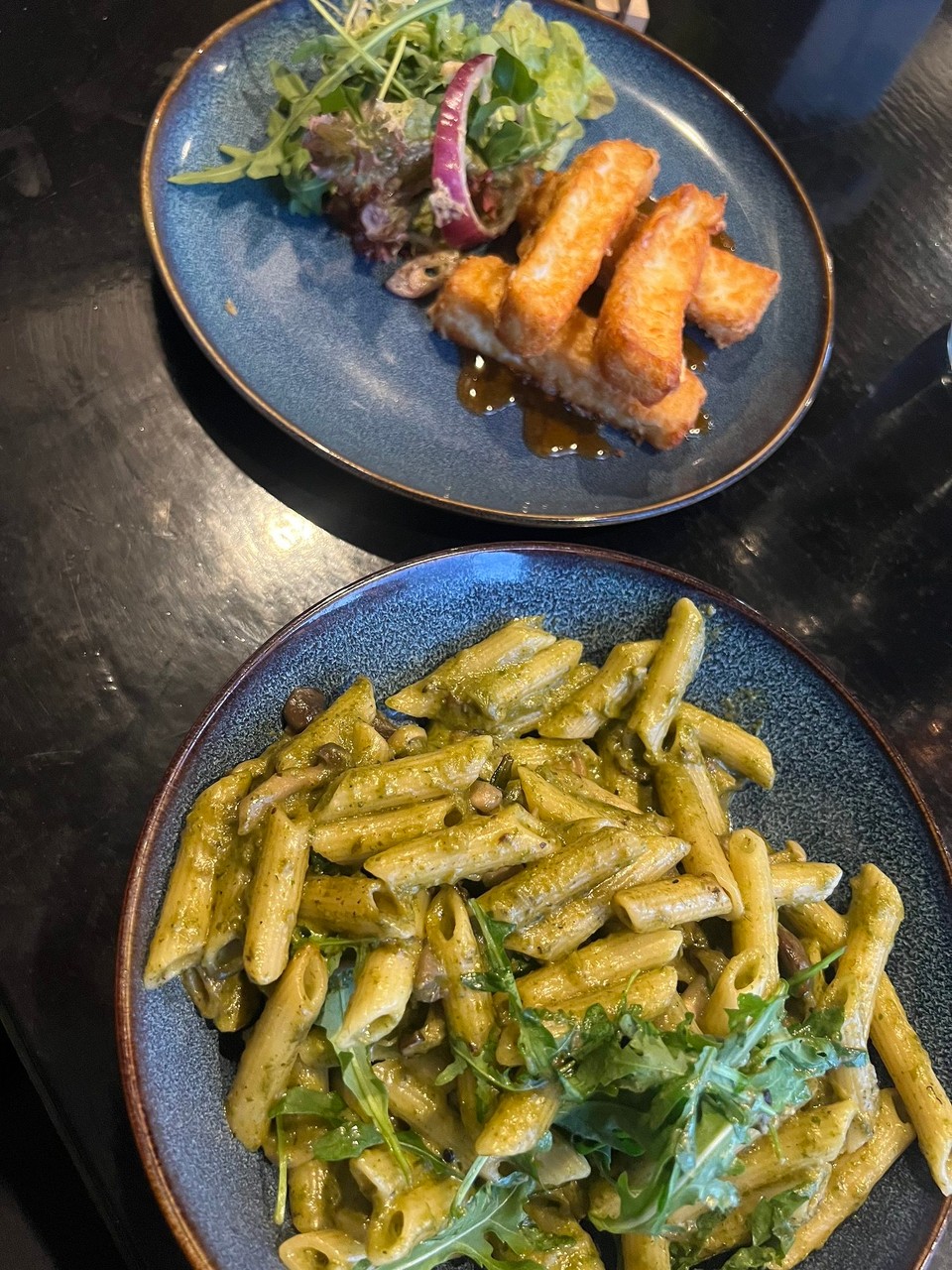 Vereinigtes Königreich - Glasgow - Pasta des Tages (Pilze & Spinat) und Halloumi … mit ein bisschen Salz perfekt. 