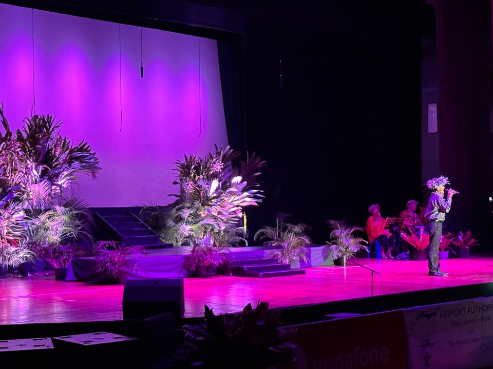 Cookinseln -  - In der Stadtarena dem Auditorium of Avarua war Te Mire aura Dancer of the Year der Cook Inseln 