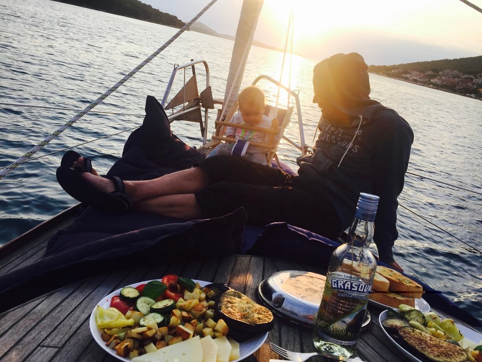 Kroatien - unbekannt - Abendessen (ja...mit Wodka. Aber es war Sundowner time)