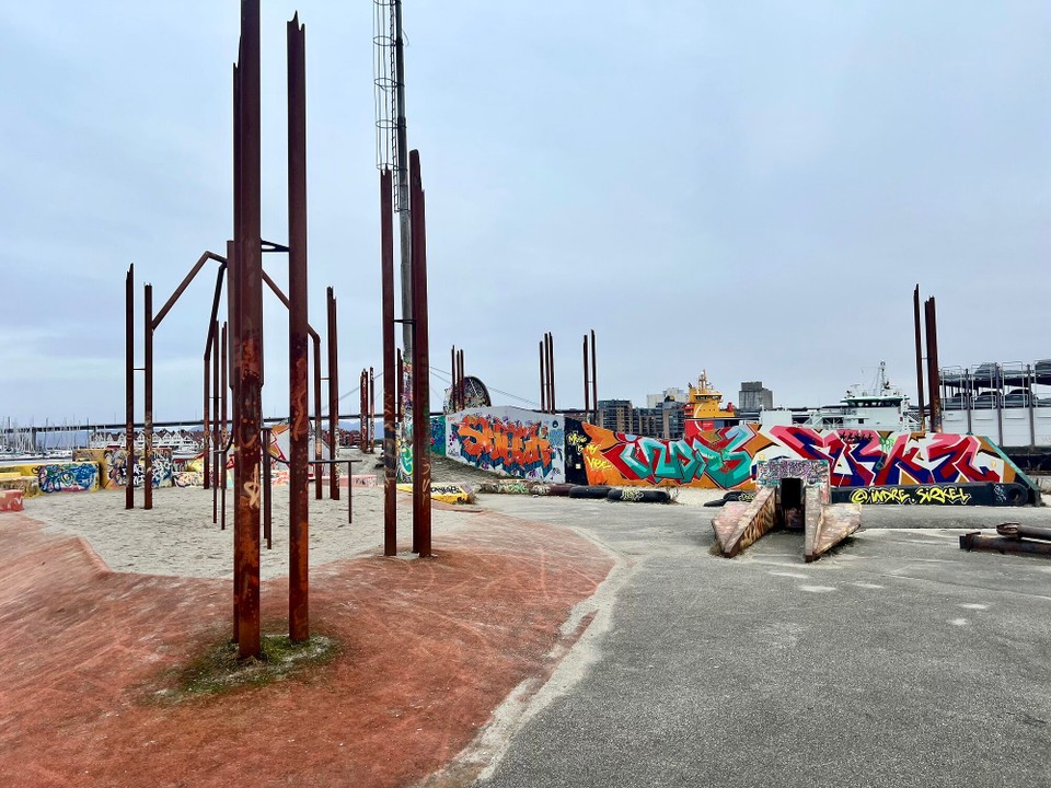 Norwegen - Stavanger - Vor dem Erdölmuseum 🛢