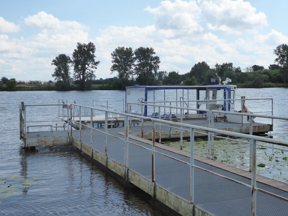 Tschechien - Mělník - Wenn ihr genau hinschaut, seht ihr es. Auf der Plattform stehen die Fahrräder und ich musste dabei bleiben. Durfte nicht in die schützende Kabine. Aber der Fährmann war sehr mitfühlend und hat direkt nach dem Anlegen gefragt, ob es mir gut geht 😂.