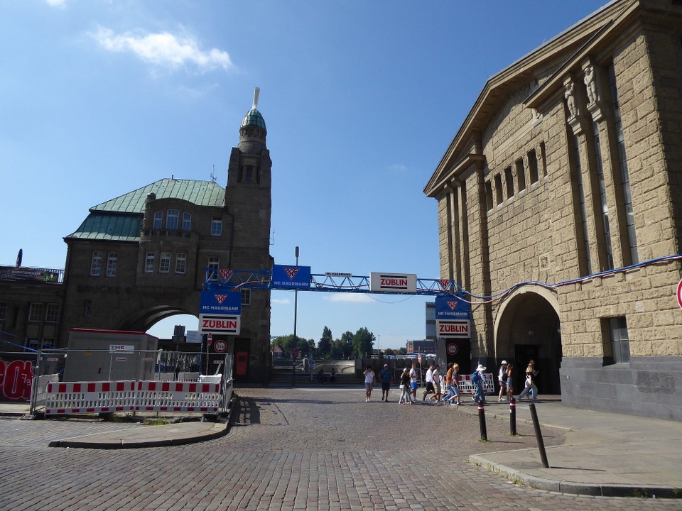 Deutschland - Hamburg - ...... und in Windeseile an den Landungsbrücken angekommen. 