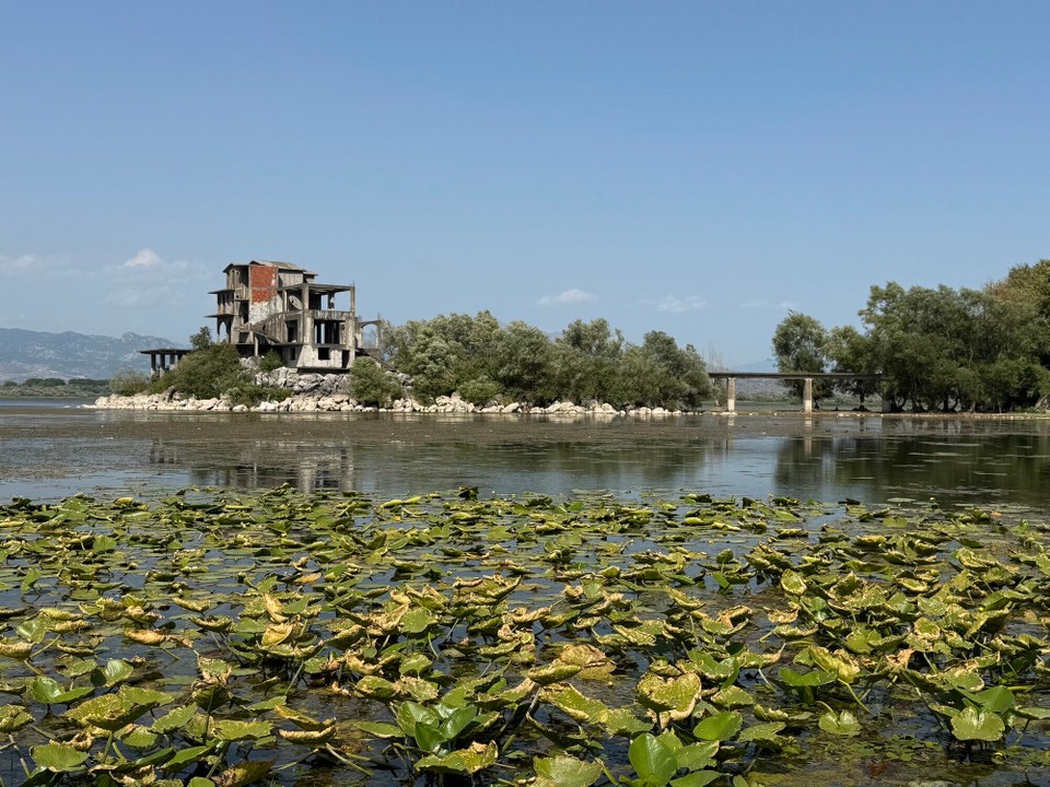 Albanien - Shkodër - Etwa 10 km entfernt liegt das kleine Dorf  Shiroka am Shkodra See, in diesem Ort gibt es einem „Lost Place“.
Vor vielen Jahren hat hier mal jemand angefangen auf einer befestigten Insel ein Hotel zu bauen, jedoch ist es nie fertig geworden.
Seid Jahren ist dieser Ort dem Verfall preisgeben.