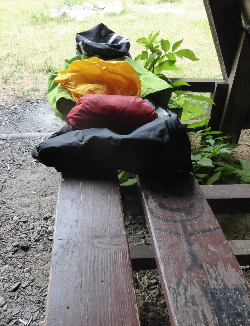 Deutschland - Dessau-Roßlau - Und jetzt: Konkrete Vorbereitung auf den großen Regen, der immer noch angesagt ist. Alle Klamotten sollen heute zum Einsatz kommen. Jacken, Hosen, Capes und sonstiges Plastik. Pro-Tipp 2: Gleich in Sandalen losfahren, dann gibt's später keine nassen Füße.