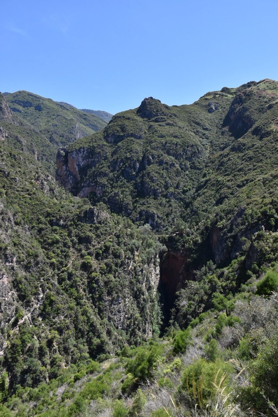 Marokko - Chefchaouen - 90 Minuten immer steil Bergauf, schmale Schotterpfade und die Sonne von oben. Bis wir zu dem Felsenbogen kamen, was aber fehlte war der große Wasserfall. Es hatte einfach zu wenig geregnet. Völlig fertig machten wir uns wieder an den Abstieg. Das gibt morgen einen ordentlichen Muskelkater.