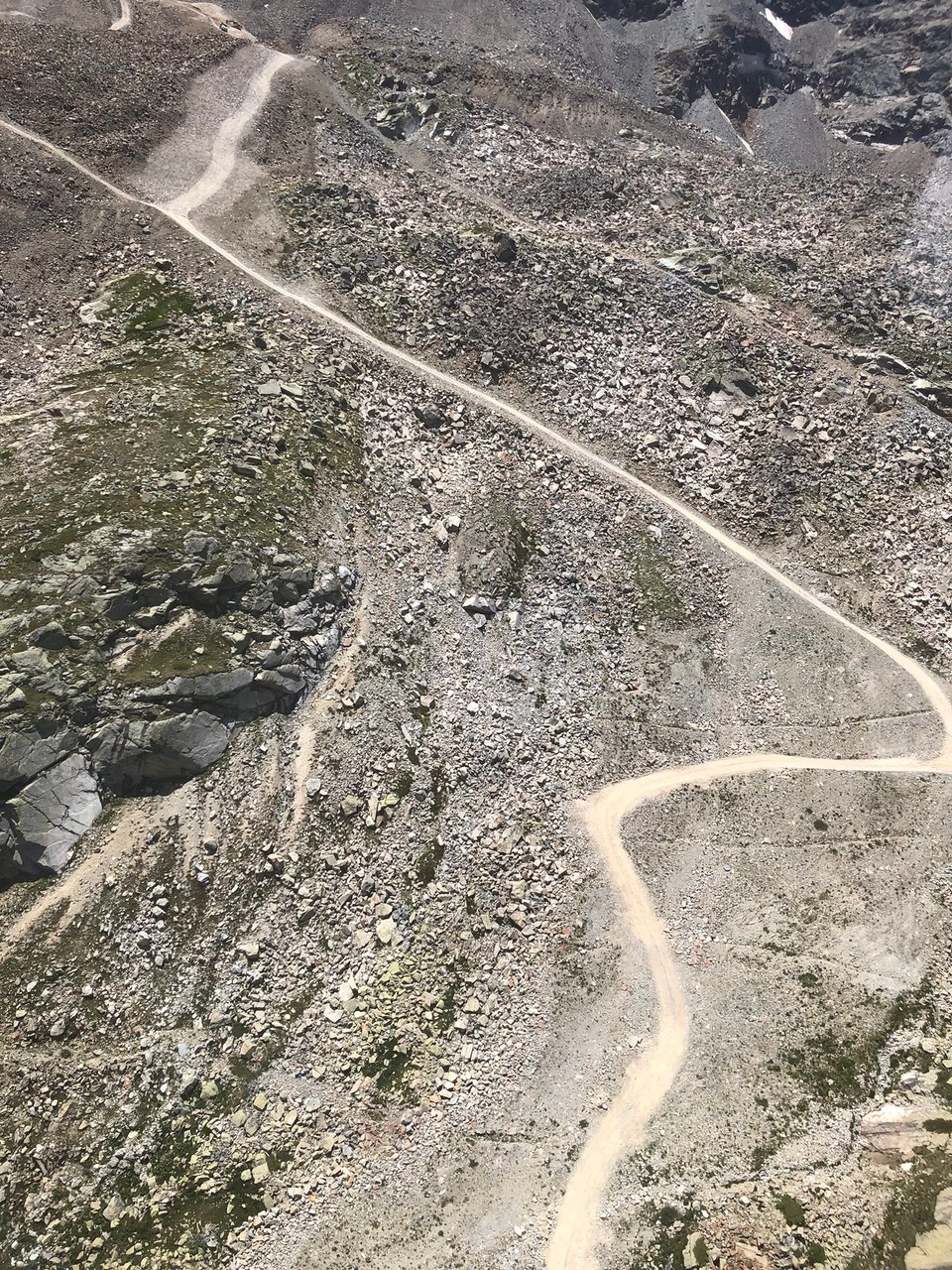 Schweiz - Pontresina - Hier sieht man von oben UnsereSkiabfahrt bfahrt im Winter : die Traverse