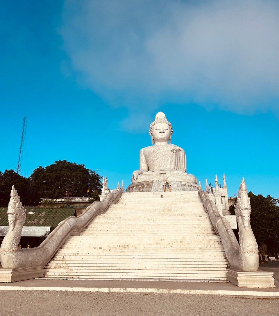 Thailand - Karon - Der große Buddha (sieht man von vielen Teilen der Insel aus, da er rießig ist und auf einem großen Berg steht) 🪷