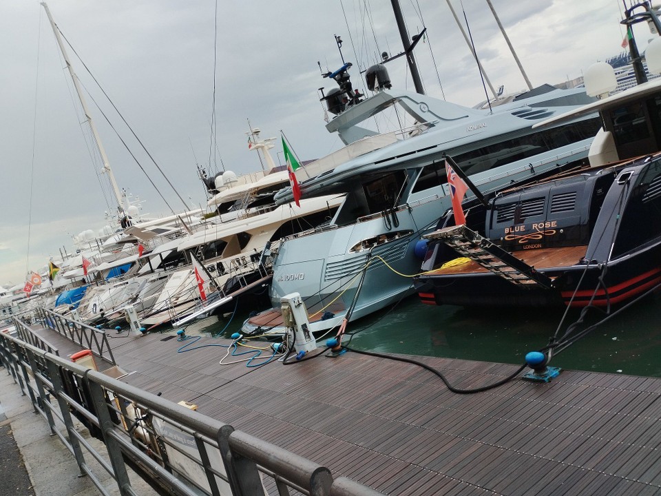 Italien - Genua - Privatyachten im Hafen 😲