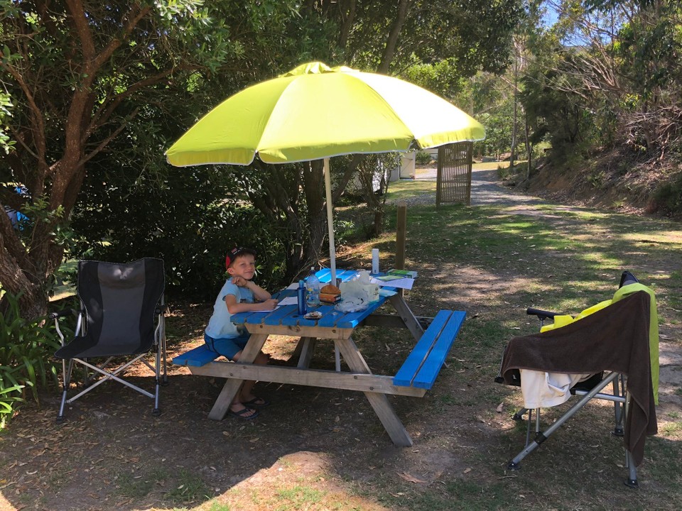 Neuseeland - Karikari Peninsula - Lars und ich geniessen den Platz, während Beat und Jan am Kayaken sind. 