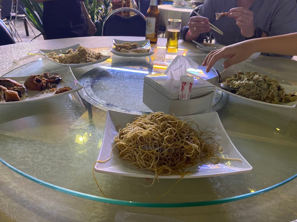 Thailand - Bangkok - Abendessen im Block auf dieser lustigen drehbaren Platte. 