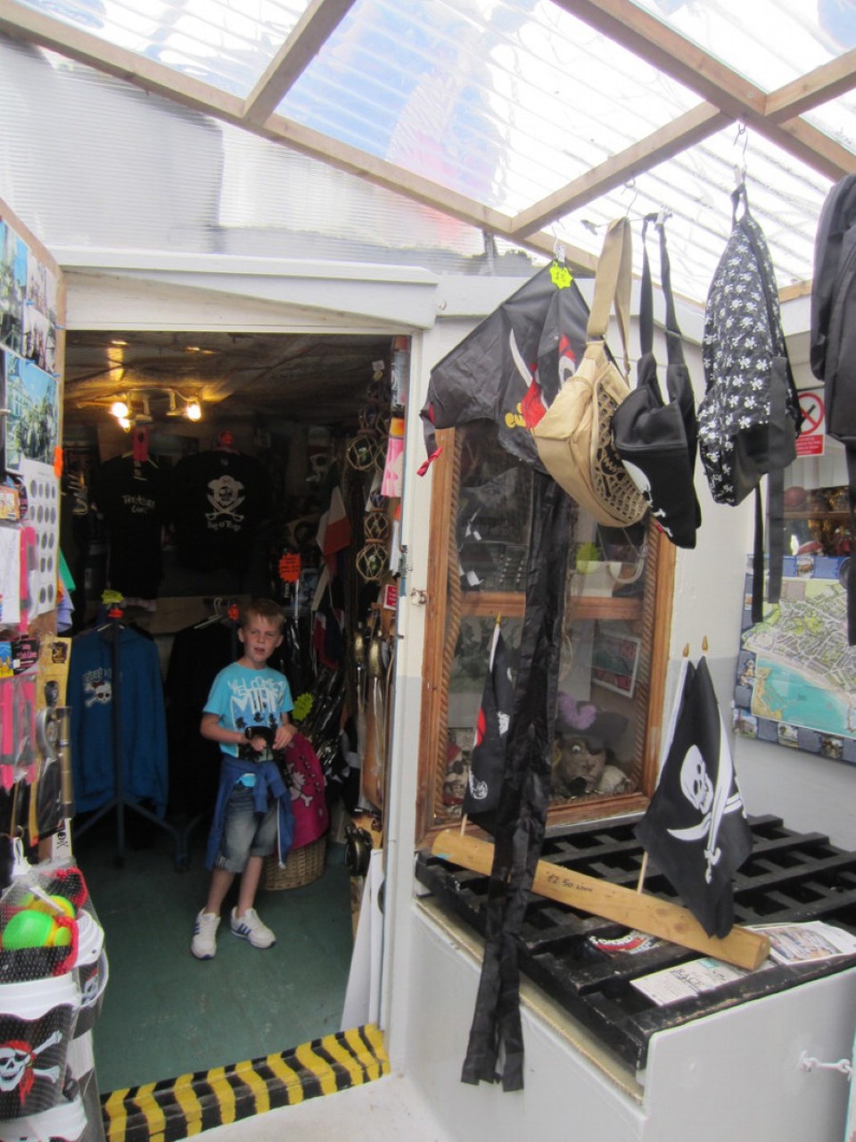 Vereinigtes Königreich - Falmouth - Piratenshop auf dem Piratenchiff.