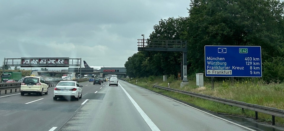 Deutschland - Alpirsbach - Immer wieder cool, wenn ein Flugzeug über die Autobahn fährt 