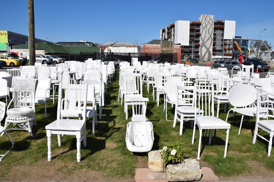 Neuseeland - Christchurch - "185 Empty Chairs" - eine Kunstinstallation, die den 185 Opfern des Erdbebens von 2011 gewidmet ist
