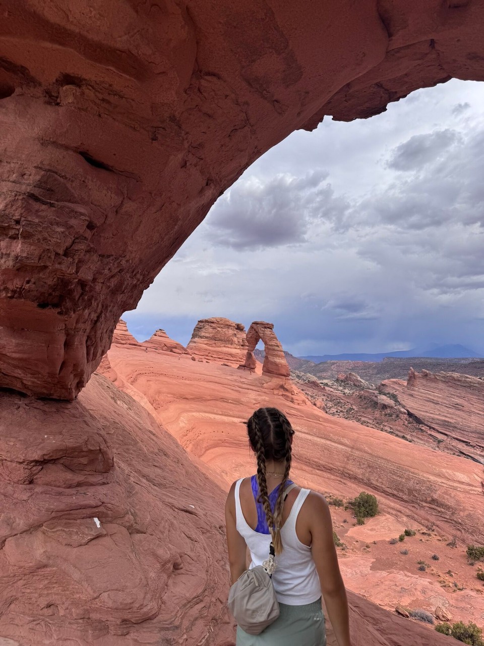 Vereinigte Staaten - Moab - Nachem 12km Trail simmer denn no zum bekanntiste Arch im Nationalpark, em Delicate Arch (er esch sogar uf de Autonumere vom Bundesstaat Utha druf) Deh esch sehr beeidruckend, will er so exponiert esch. Au zudem simmer denn nomol mindestens 30min glaufe. Aber das hed sich definitiv glohnt.☺️😊
