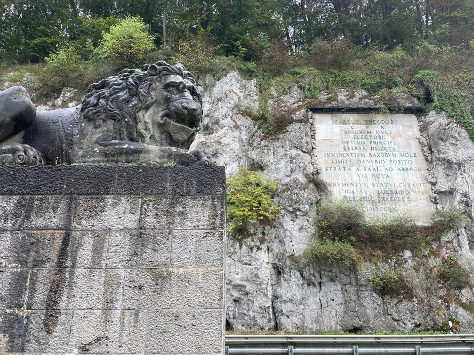 Deutschland - Beilngries - Gleich darauf lacht mich dieser Löwe am Straßenrand aus