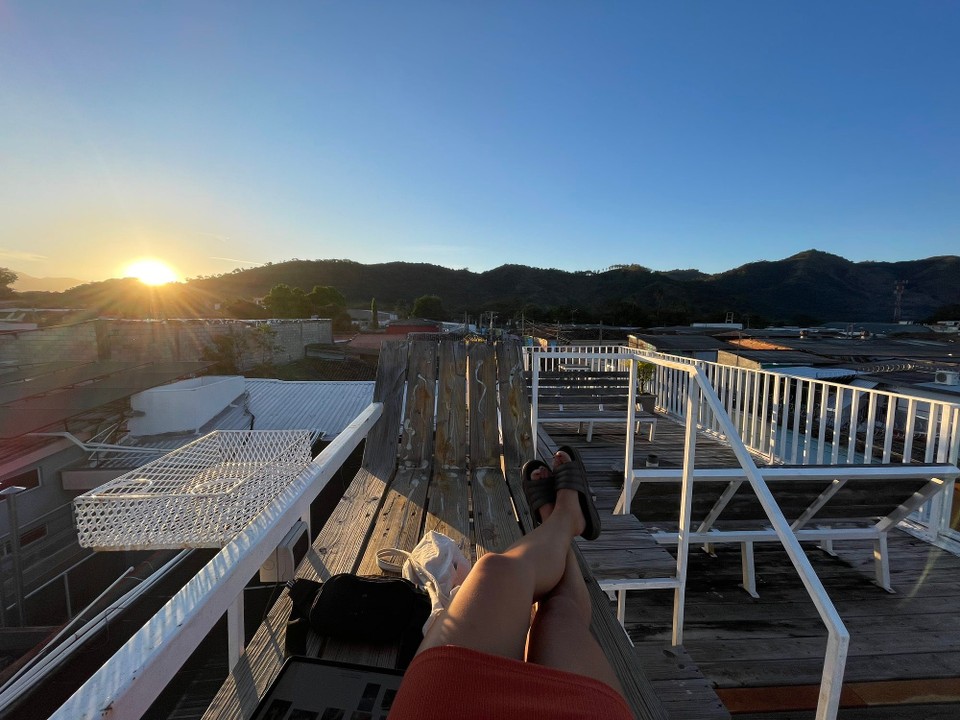 El Salvador - Santa Ana - Sonnenuntergang auf der Dachterrasse des Hostels 🌅 