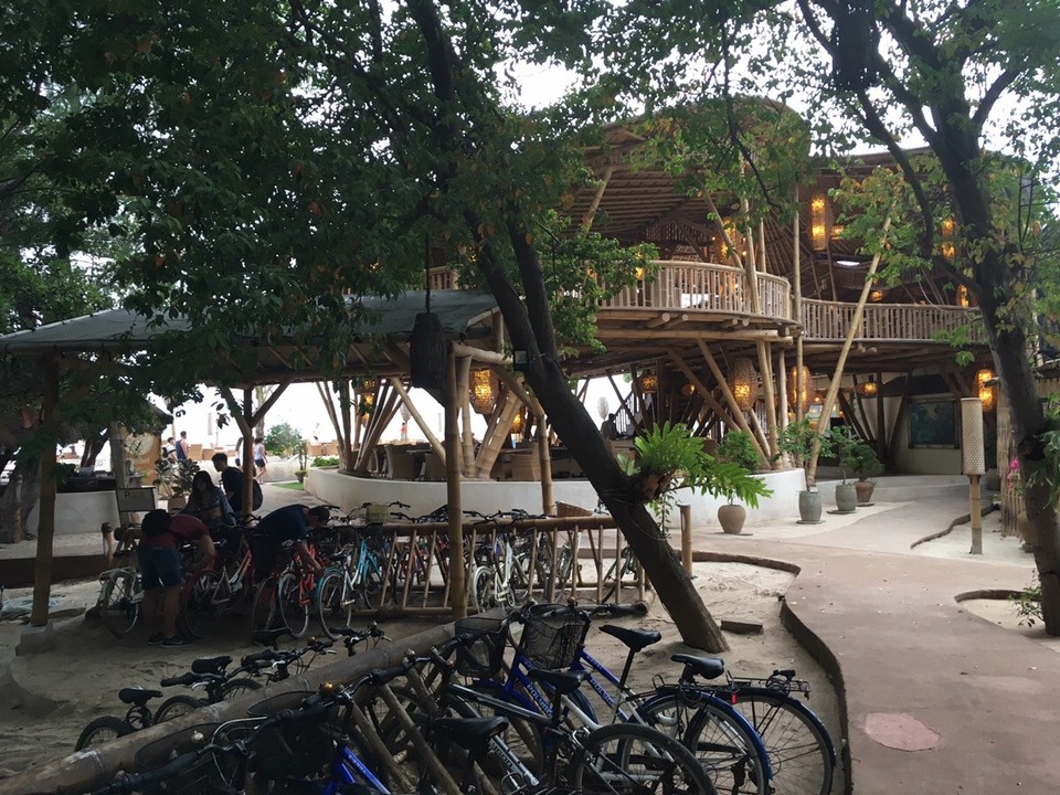 Indonesien - Lombok Utara - Das "Pearl" von hinten- mit extra Fahrradständern für die vielen Fahrräder (gefühlt jeder zweite ist auf der Insel mit dem Fahrrad unterwegs)