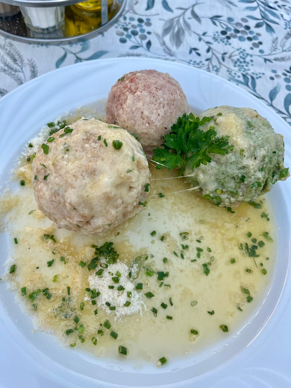 Italien - Bozen - 3 Knödel Spezialität aus Tirol vorher Salatteller