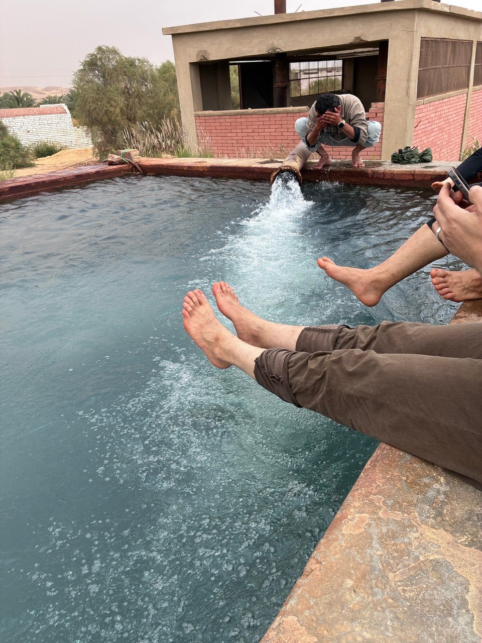 Ägypten - Bawiti - Wasser aus einem sechshundert Meter tiefen Brunnen. Die jungen Leute nutzen die Chance um sich dem Wüsten Sand zu entledigen 