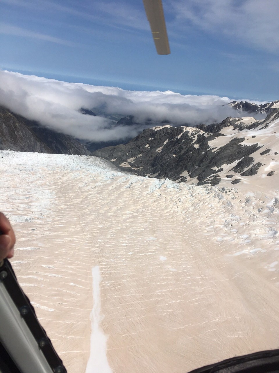 Neuseeland - Fox Glacier - Die rote Schicht auf dem Gletscher ist Asche von den Bränden in Australien ....
