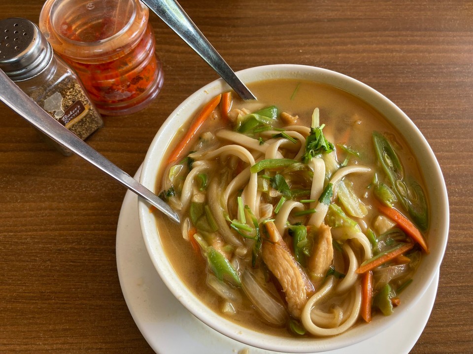 Nepal - Pokhara - Chicken Thukpa (Homemade Noodles Soup) zum letzten Mittagessen mit Madeleine 