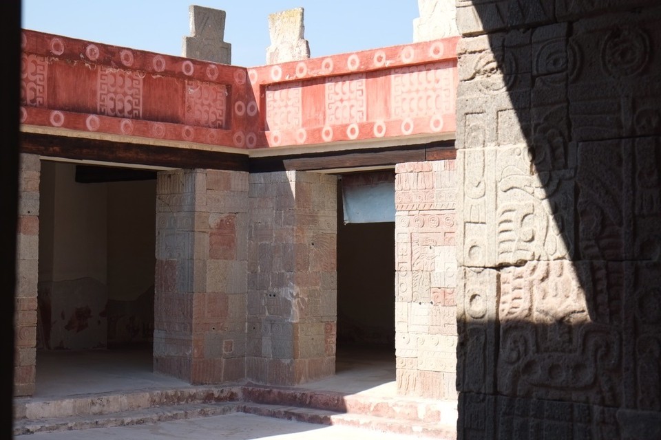 Mexiko - Teotihuacán - Tempel der gefiederten Muschelhörner -  hier sind noch viele Ornamente erhalten.