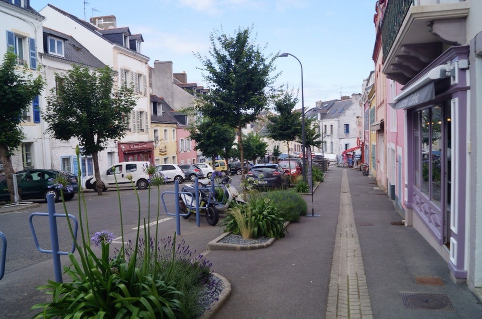 Frankreich - Le Palais - Haupteinkaufsstrasse.