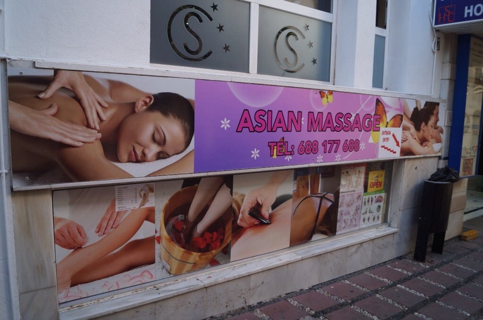 Spanien - Marbella - Nicht alle in den Massage salons koennen hier Massieren. 