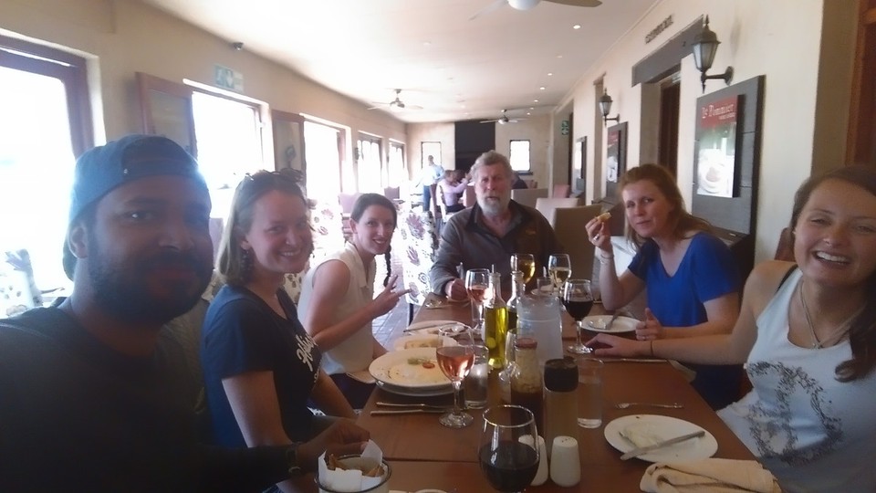 Südafrika - Stellenbosch - Nach dem zweiten war die Stimmung in unserer kleinen Gruppe schon so gut dass fleißig Nummern ausgetauscht wurden. Gottseidank hatten wir dazwischen einen kurzen Lunch stop....