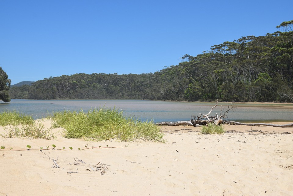 Australien - Yamba - Der Lake Woolgoolga wird direkt aus dem Meer gespeist 