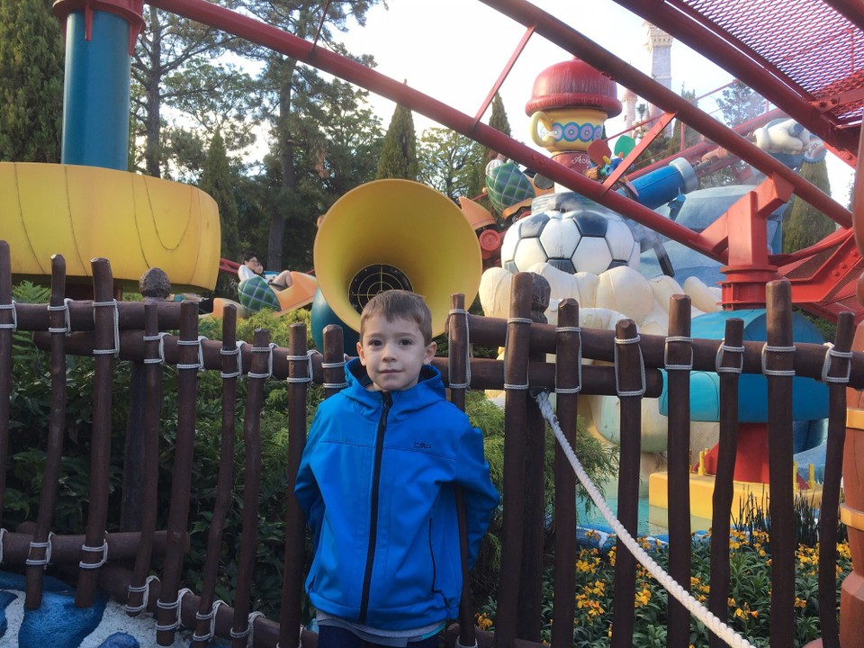 Japan - Urayasu-Shi - Anstehen bei Go Coaster