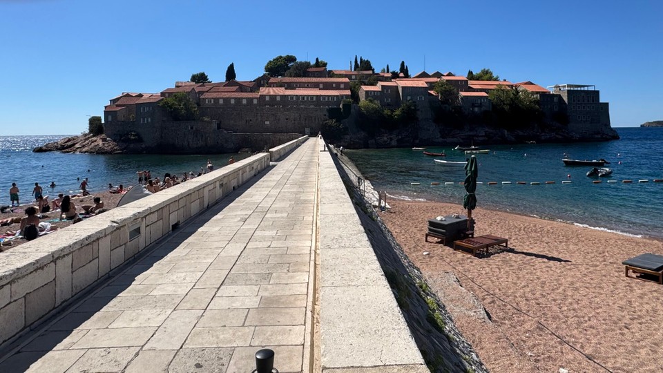 Montenegro - Budva - Die Insel ist nicht für die Allgemeinheit zugänglich, sondern nur für Anwohner und  Hotelgäste.
In den 1950er und 1960er Jahren wurde das ganze kleine Dorf zu einer Hotelinsel mit etwa 250 Betten umgebaut.