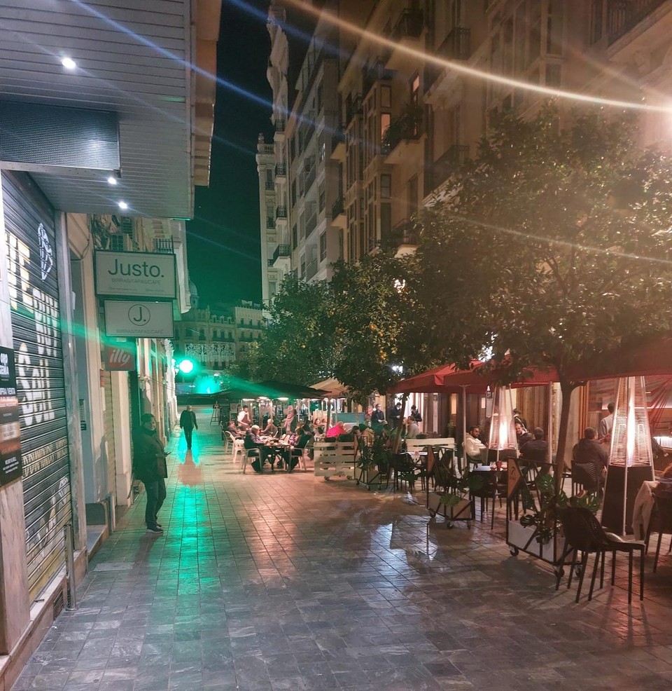 Spanien - Valencia - und die Außenbereiche der Restaurants waren gut besucht