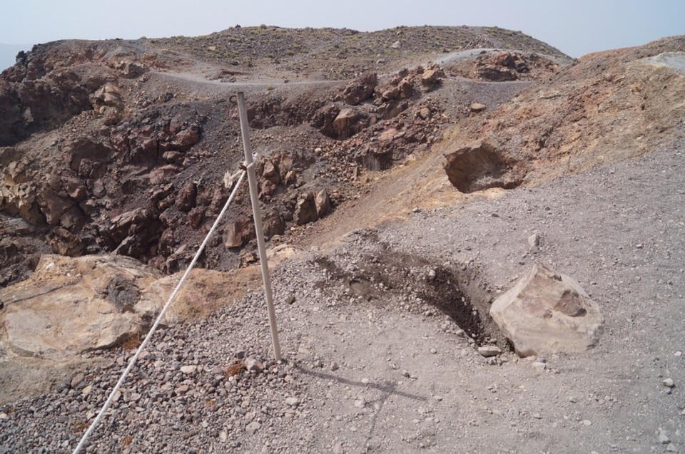 Griechenland - Thira - Am Vulkan-Krater kann man ein wenig graben, dann sieht man wie ein wenig Dampf emporsteigt und das es warm wird .