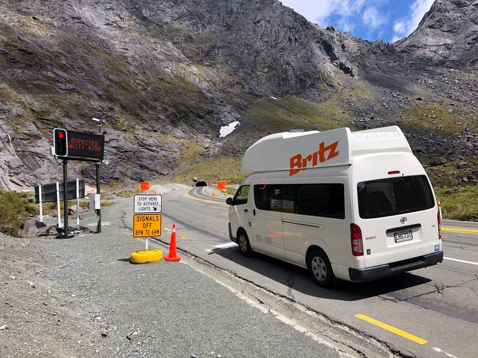 Neuseeland - Te Anau - Vor dem Homer—Tunnel. Es dauert nicht mehr lange, bis wir durchfahren können.