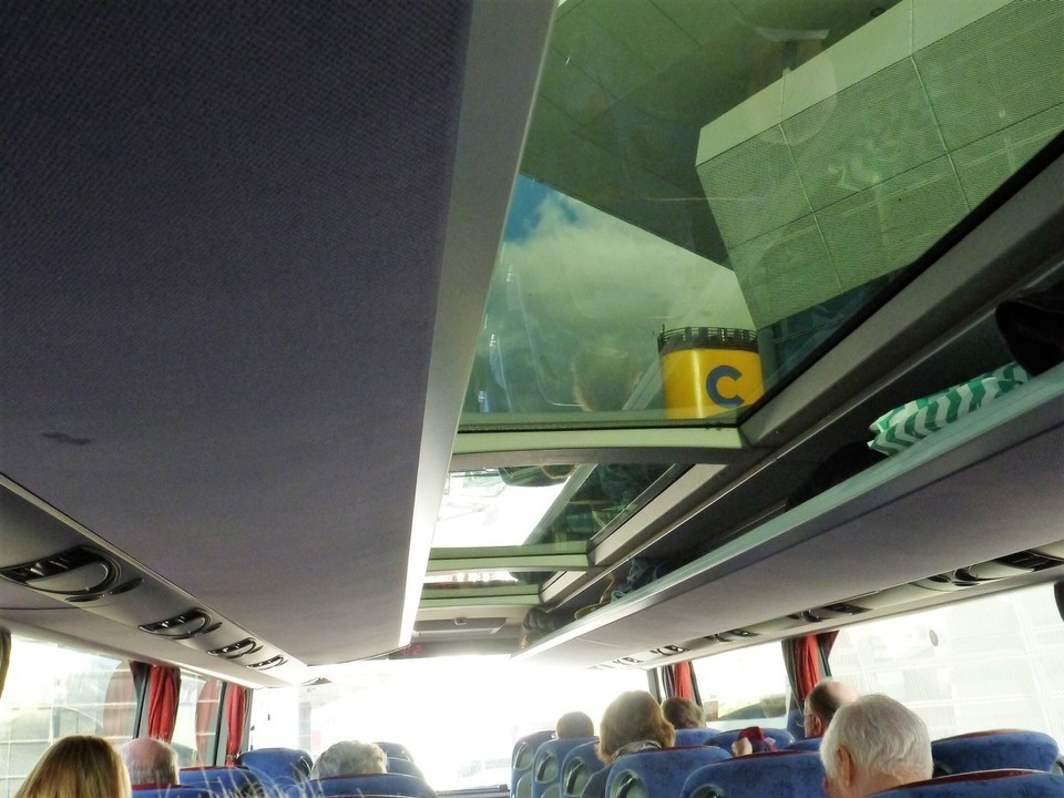  - Italien, Savona  - Immer von weitem sichtbar gewesen, der gelbe Kamin. 
Zum Abschied schaut es noch einmal durch die Panoramafenster des Busses. 