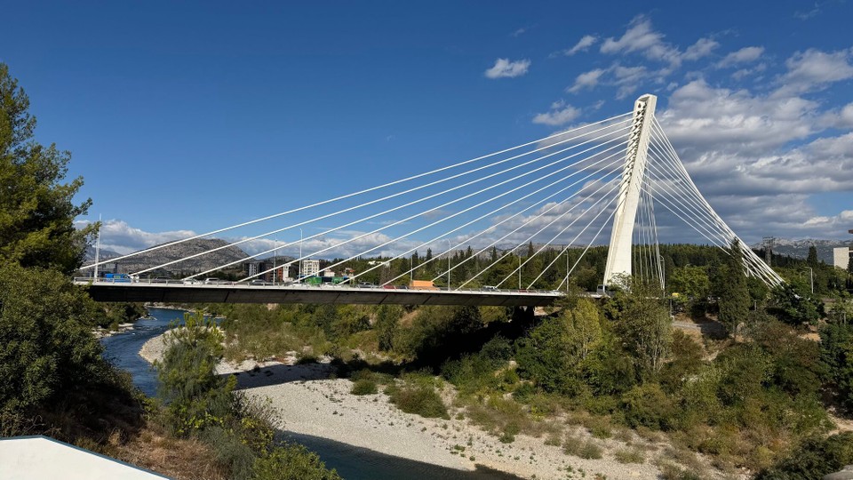 Montenegro - Podgorica - Die Millennium-Brücke, wurde am 13. Juli 2005, dem Nationalfeiertag Montenegros, eröffnet und gilt als Symbol des Aufschwungs im Land und ist zum Wahrzeichen der Hauptstadt geworden.