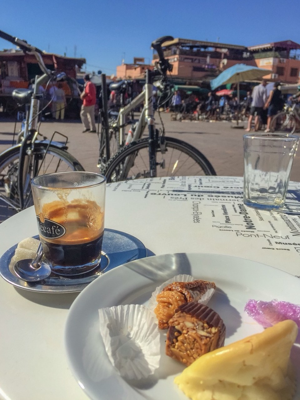 Marokko - Marrakesh - Erste Ausfahrt durch die Medina zum Jemaal el-Fnaa. 
Radfahren in Marrakesch ist für mich die Neudefinition des Begriffs "Begegnungszone".