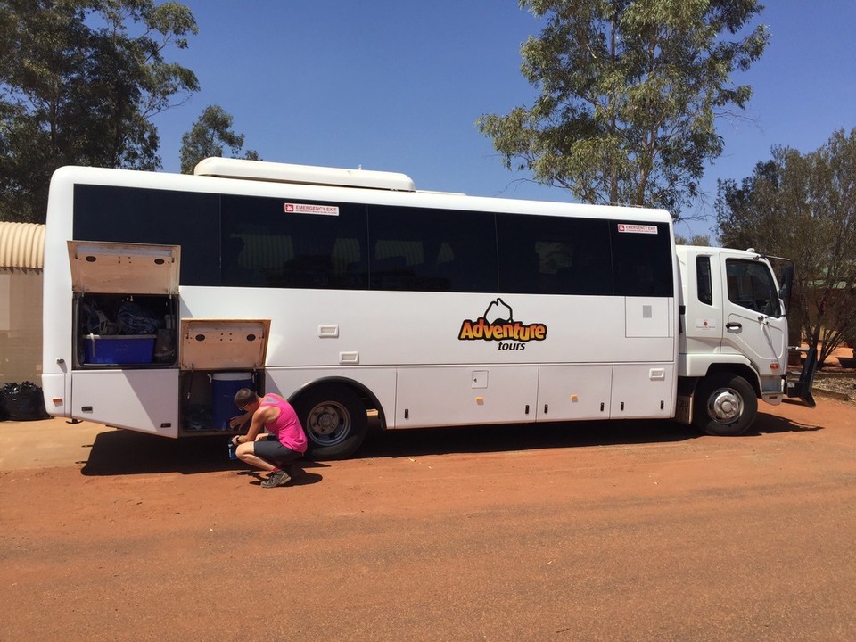 Australia - Yulara - A buszunk, mely egyben a víz utánpótlásért is felelt. 