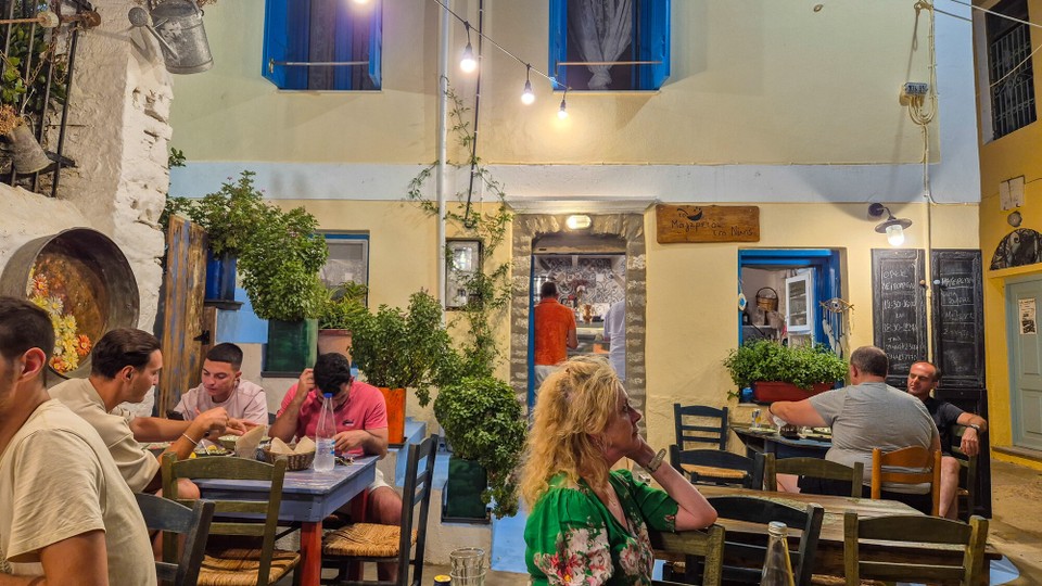 Griechenland - Symi - Nicht im Bild: die Bedienung von der Felsbar. Auch sonst ein netter Laden.