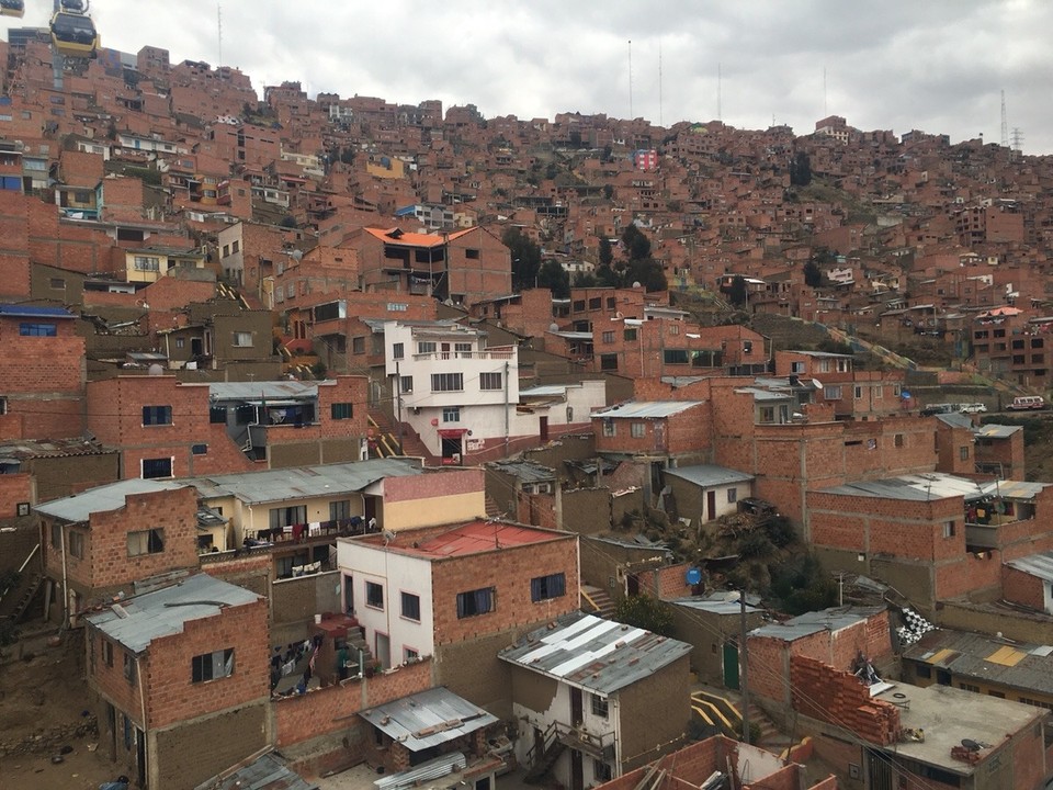 Bolivien - La Paz - La Paz ist die höchstgelegene Hauptstadt der Welt. Sie liegt ca. zwischen 3100 und 3800 m. Der Temperaturunterschied zwischen höchstem und tiefsten Punkt misst ca. 6 Grad Celsius.