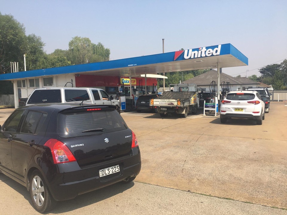 Australien - Albury - ebenso der Andrang an den Tankstellen
