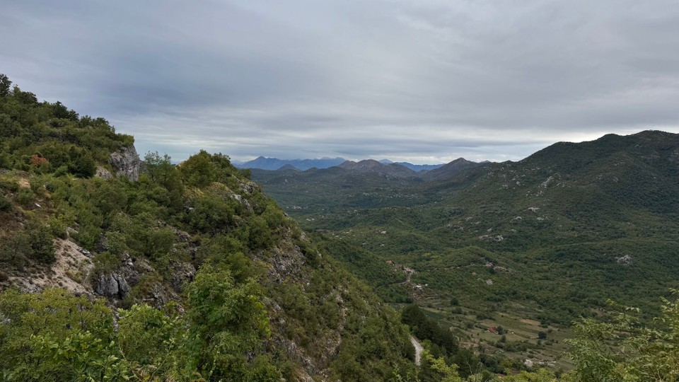 Montenegro - Cetinje - Unsere Fahrt geht weiter durch den Lovćen Nationalpark.
In diesem Tal ist unsere nächste Unterkunft.